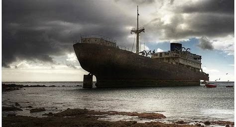 El Hombre del Barco Misterioso: Una Exploración Profunda de la Obra Maestra Inusual