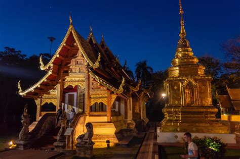  El Mural de Wat Phra Singh: Una explosión de color celestial en la antigua Lanna