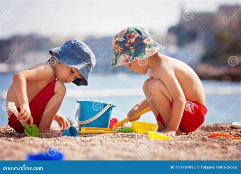 Niños Jugando en la Playa ¡Un Ejemplo Vibrante de Alegría y Movimiento!