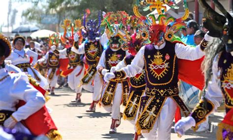 O Baile de Carnaval?: Una Mirada Através del Prisma de la Alegría y el Carnavalesco